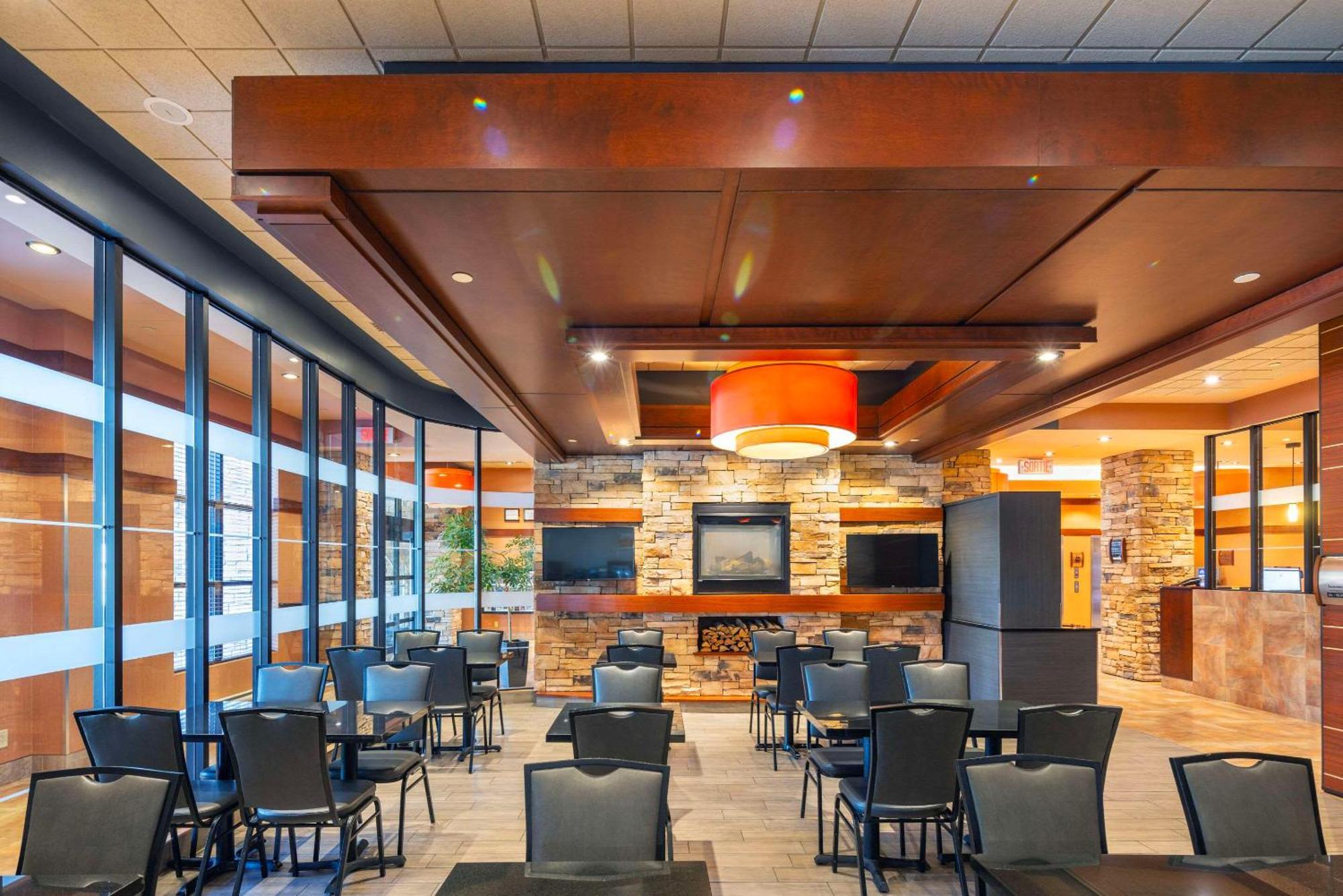 Quality Inn & Suites Levis Exterior photo